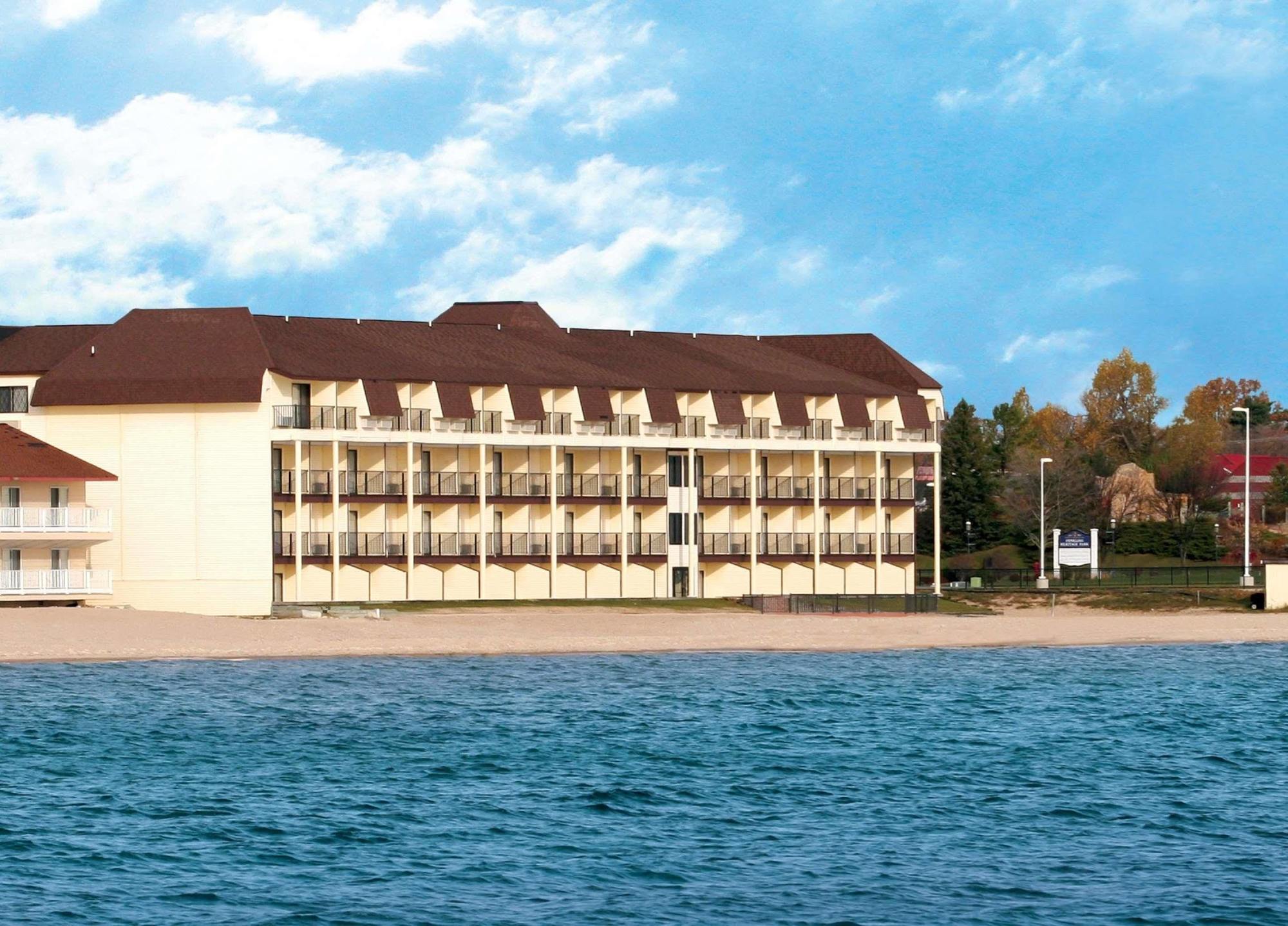 Best Western Plus Dockside Waterfront Inn Маккино Сити Экстерьер фото