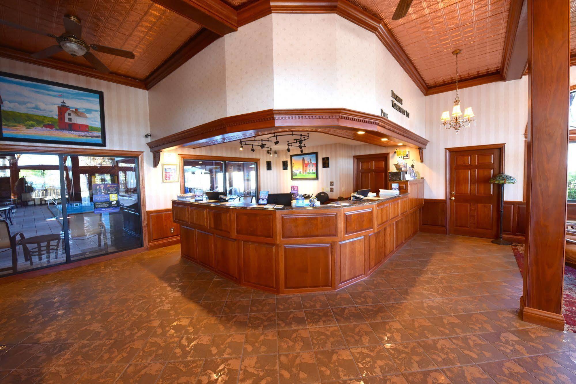 Best Western Plus Dockside Waterfront Inn Маккино Сити Экстерьер фото