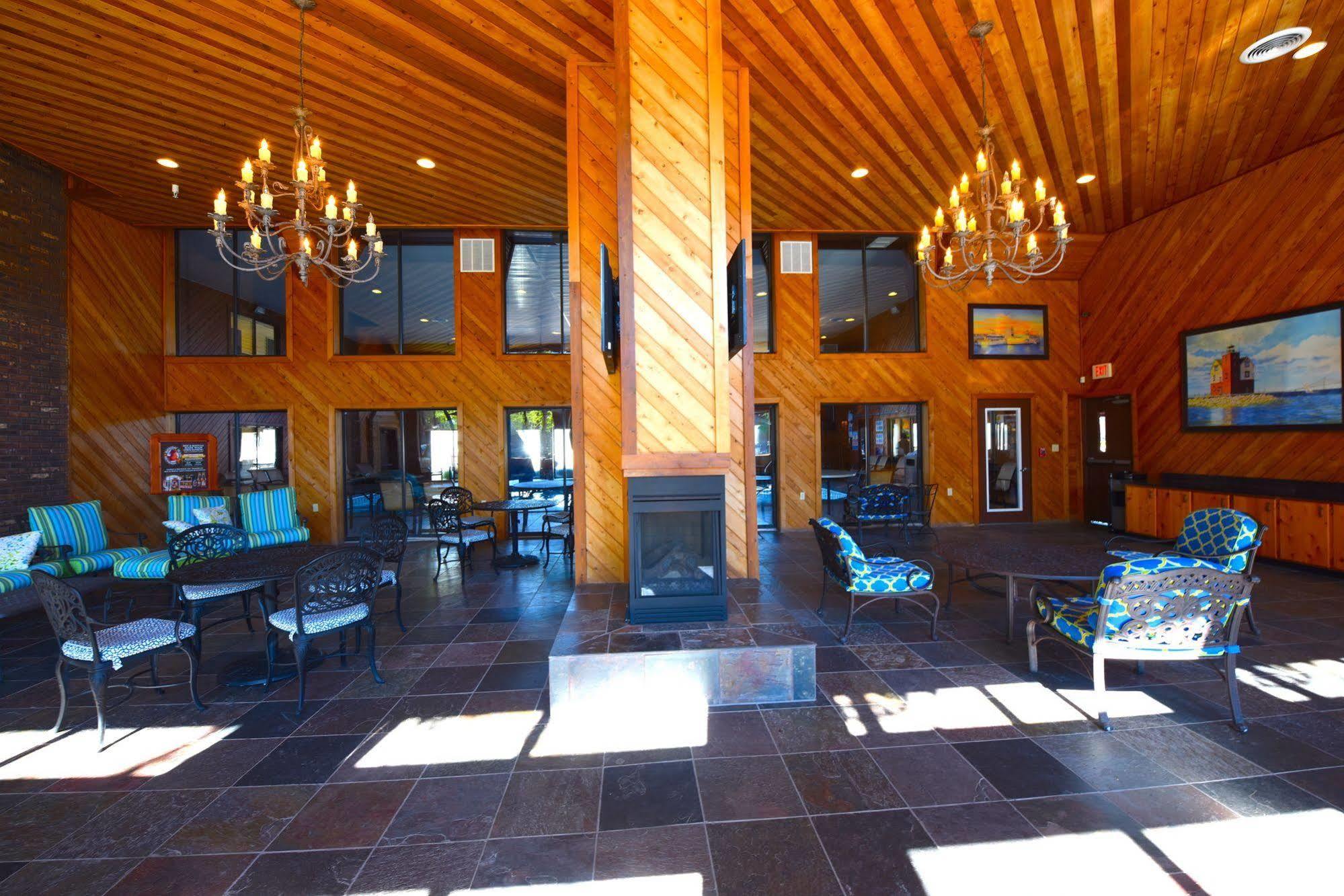 Best Western Plus Dockside Waterfront Inn Маккино Сити Экстерьер фото